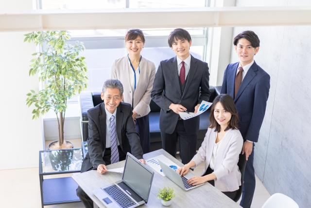 NTT・KDDI、未経験者300人を採用